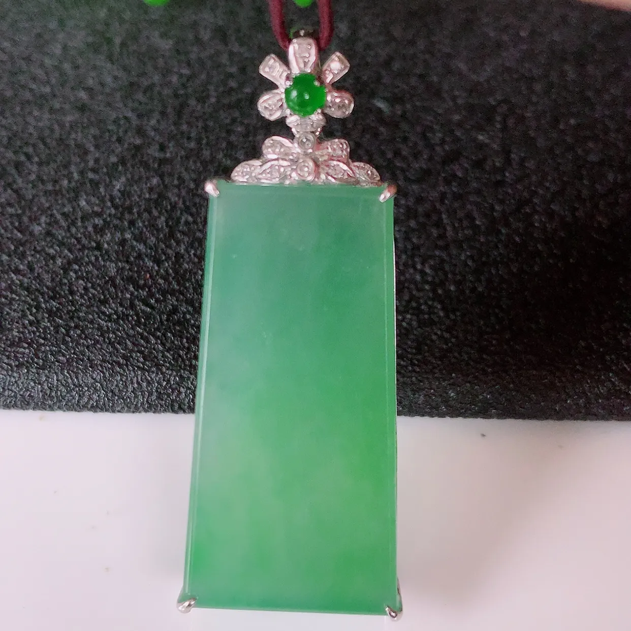 自然光实拍，18K金镶嵌冰种满绿翡翠平安无事牌吊坠，平平安安，无事牌翠色灵动，佩戴平安时尚！#00.