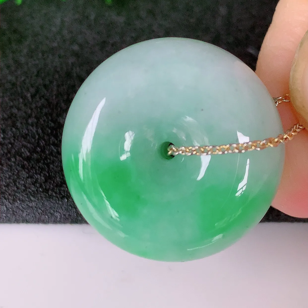 自然光实拍，冰润飘绿翡翠平安扣吊坠，形体饱满圆润，平安扣肥嘟嘟的，平平安安，种水很好，配戴精美！#0