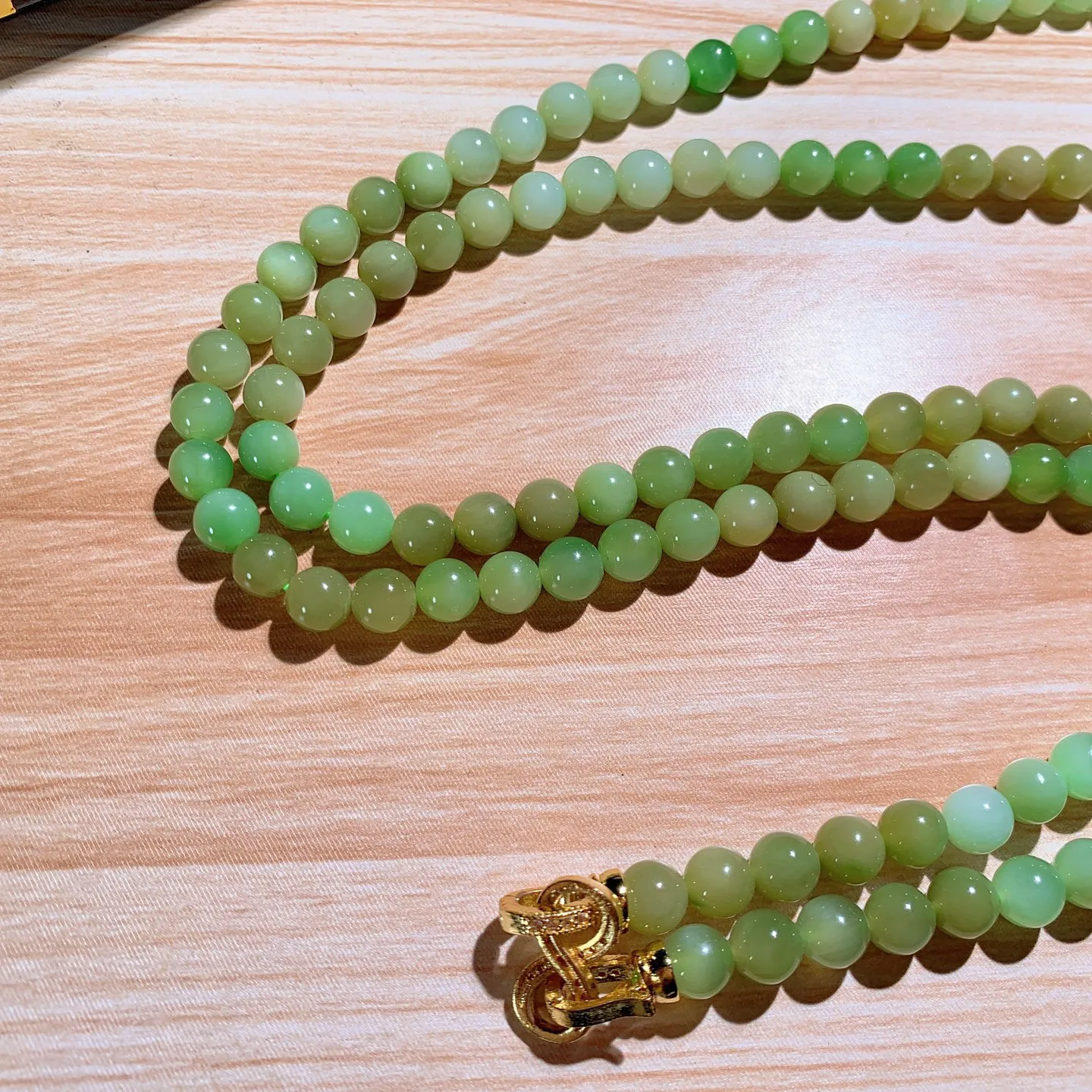和田玉薄荷绿俄罗斯碧玉108佛珠项链。单颗尺寸6重36.5克。玉质细腻油润。手推出油。佩戴高端典雅。lt251205