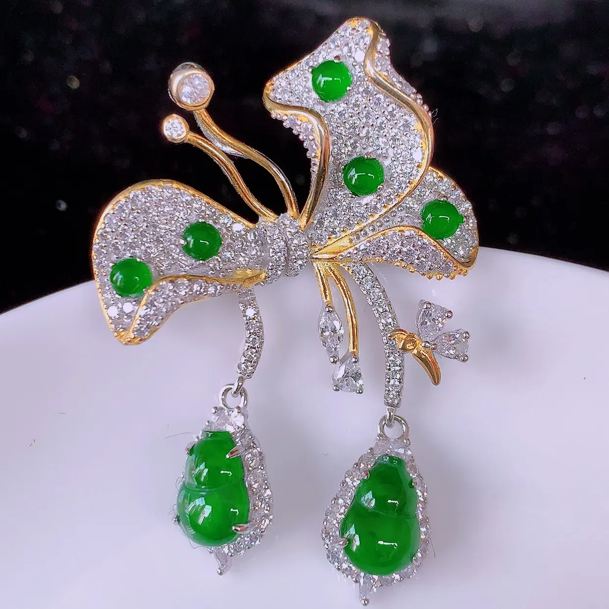 冰透满绿翡翠葫芦925银镶嵌蝴蝶结胸针，自然光实拍，翠色灵动，颜色漂亮，种老水足，品相佳，佩戴佳品！#98.5整体44.5-30-10裸石2.5*2.5