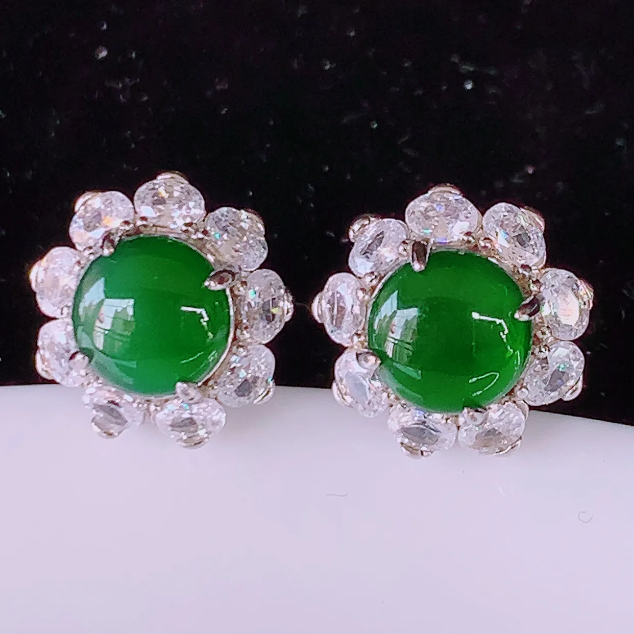 冰透满绿翡翠925银镶嵌耳钉，自然光实拍，翠色灵动，颜色漂亮，种老水足，品相佳，佩戴佳品！#98.5整体17*11.5*11.5裸石6.6-6.6