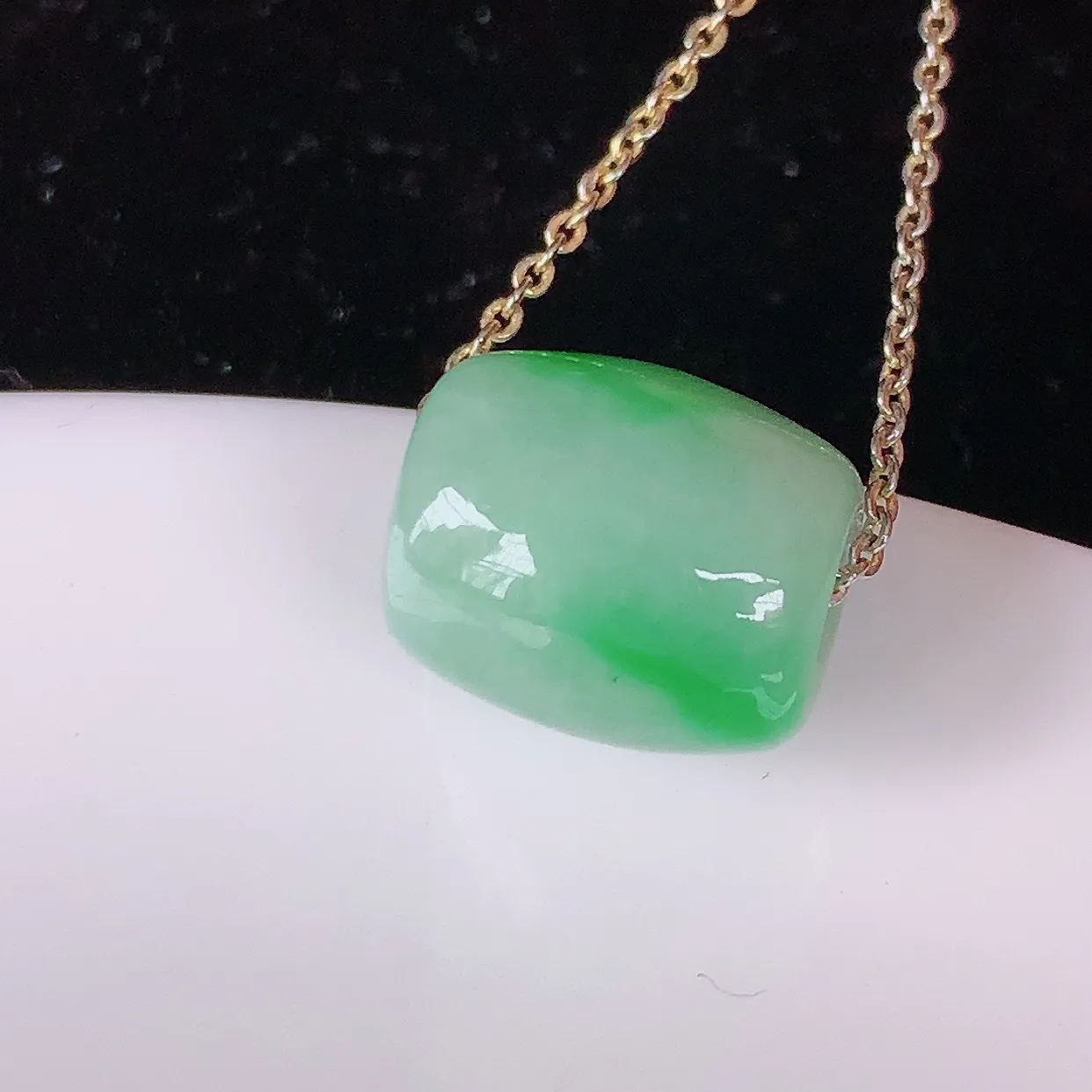 自然光实拍，冰润飘绿翡翠路路通吊坠，寓意时来运转、财源滚滚，款式新颖时尚，日常百搭的款！配图银链#05.3