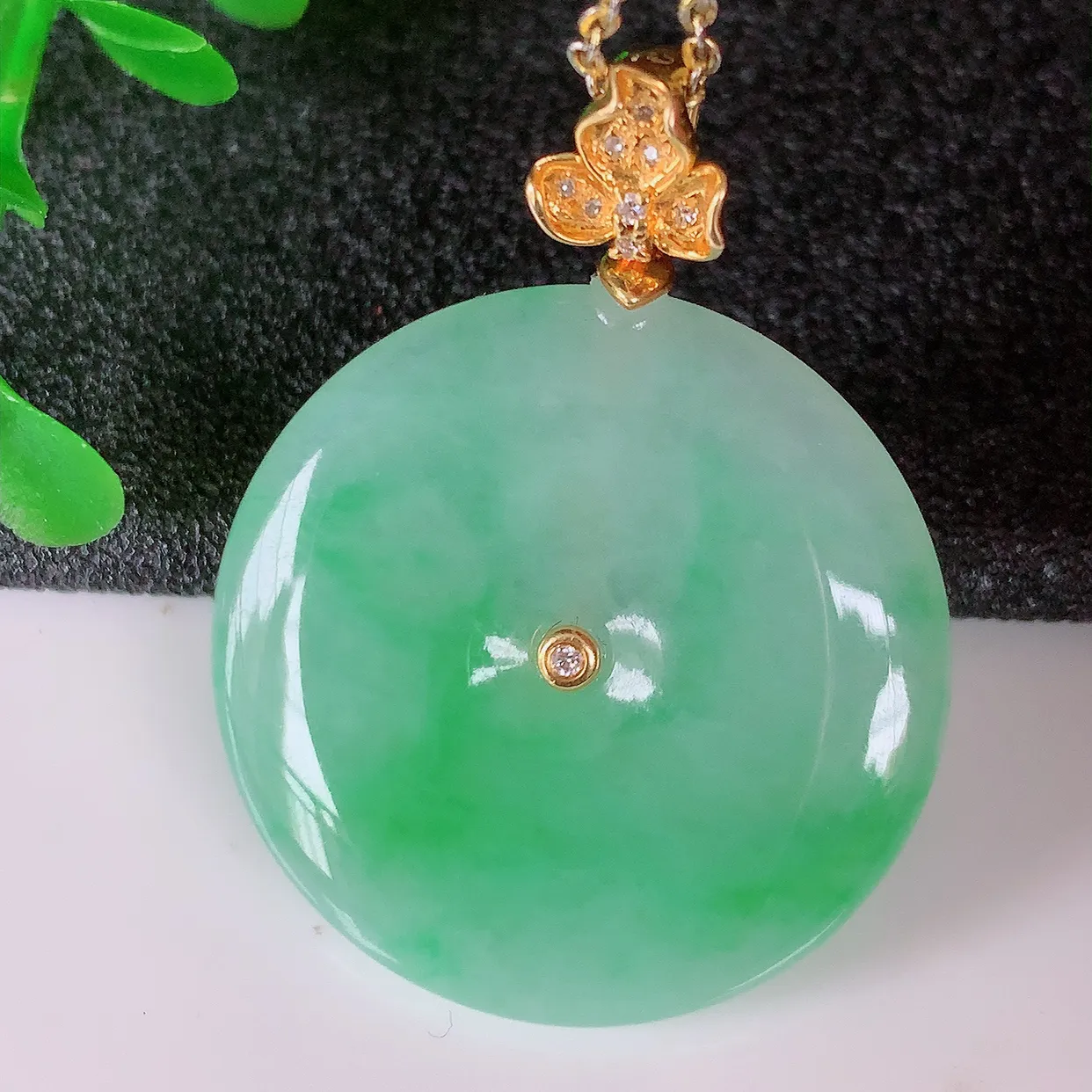 自然光实拍，18K金镶嵌水润翡翠平安扣吊坠，玉扣，冰润光泽，寓意平平安安，平安扣佩戴时尚漂亮！#00