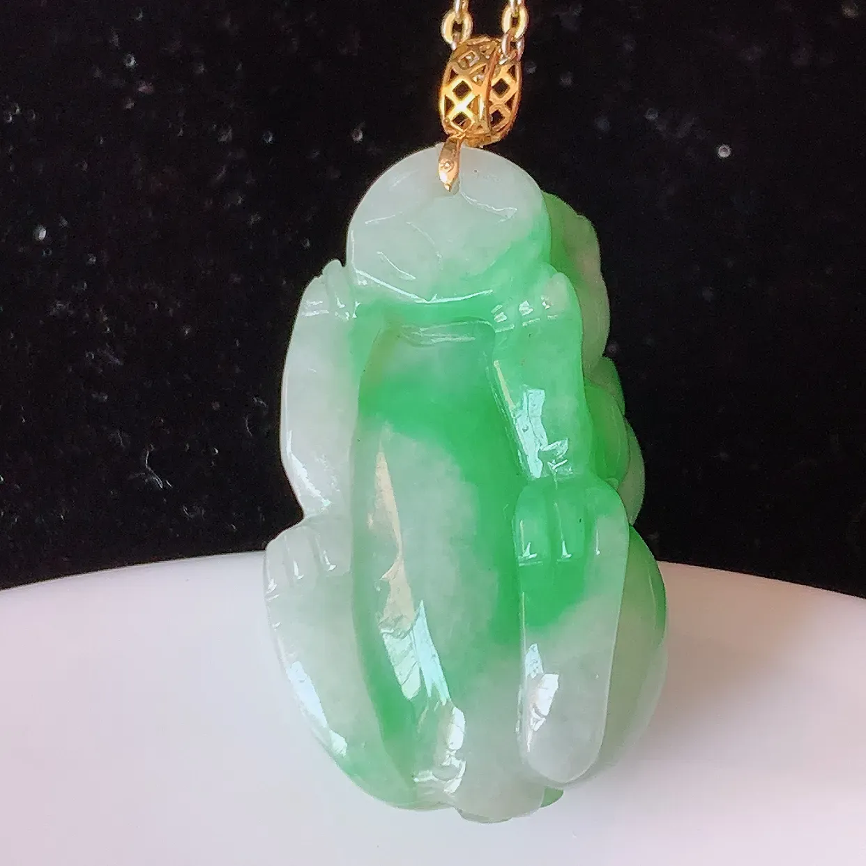 18K金镶嵌冰润飘绿貔貅翡翠吊坠，种老水足，雕工精湛 ，寓意美好，佩戴时尚出众！#1.5