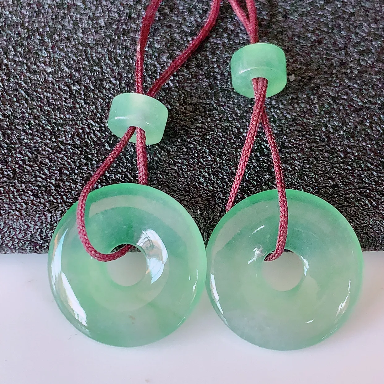 自然光实拍，冰种飘花翡翠一对平安扣耳坠，翠色灵动，玉质细腻，颜色漂亮，品相佳，佩戴佳品！配图银线 #1.5