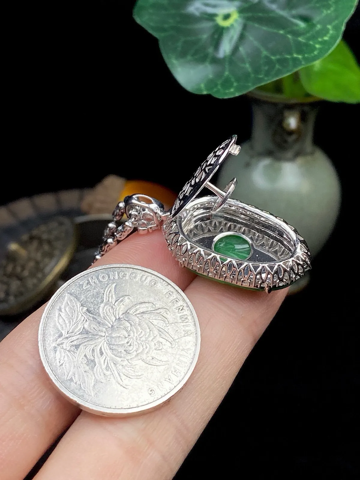 【冰种满绿叶子】金枝玉叶，质地细腻，冰润透亮，光泽出众，18k金钻镶嵌，裸石尺寸21.8*13.8*3毫米