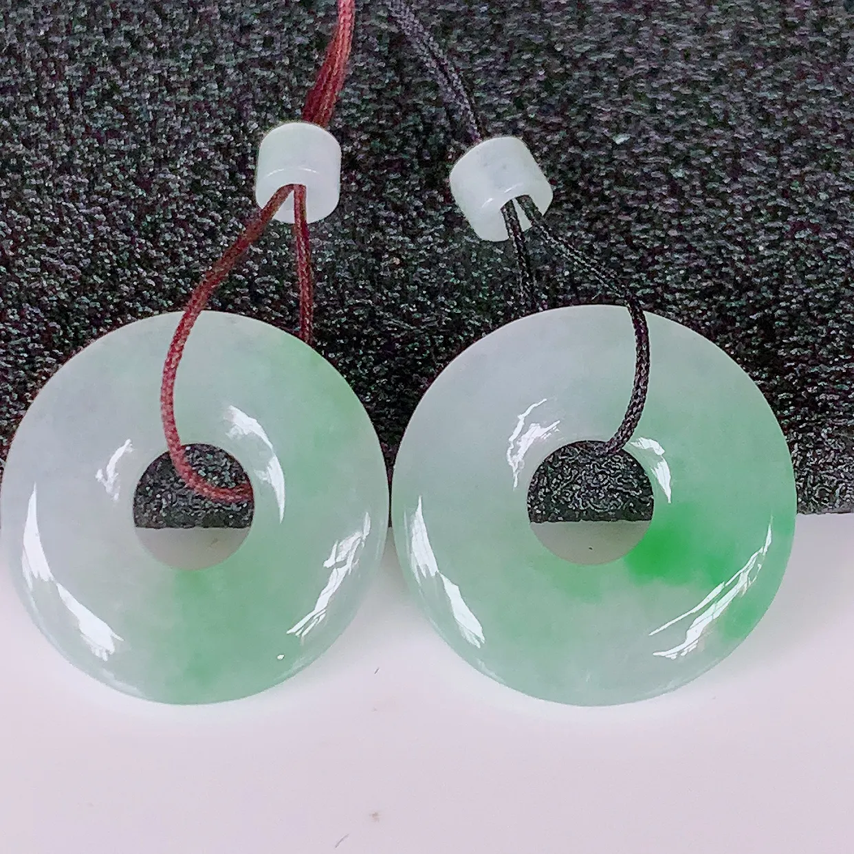 自然光实拍，冰种飘绿翡翠一对平安扣耳坠，翠色灵动，玉质细腻，颜色漂亮，品相佳，佩戴佳品！配图银线 #57.3