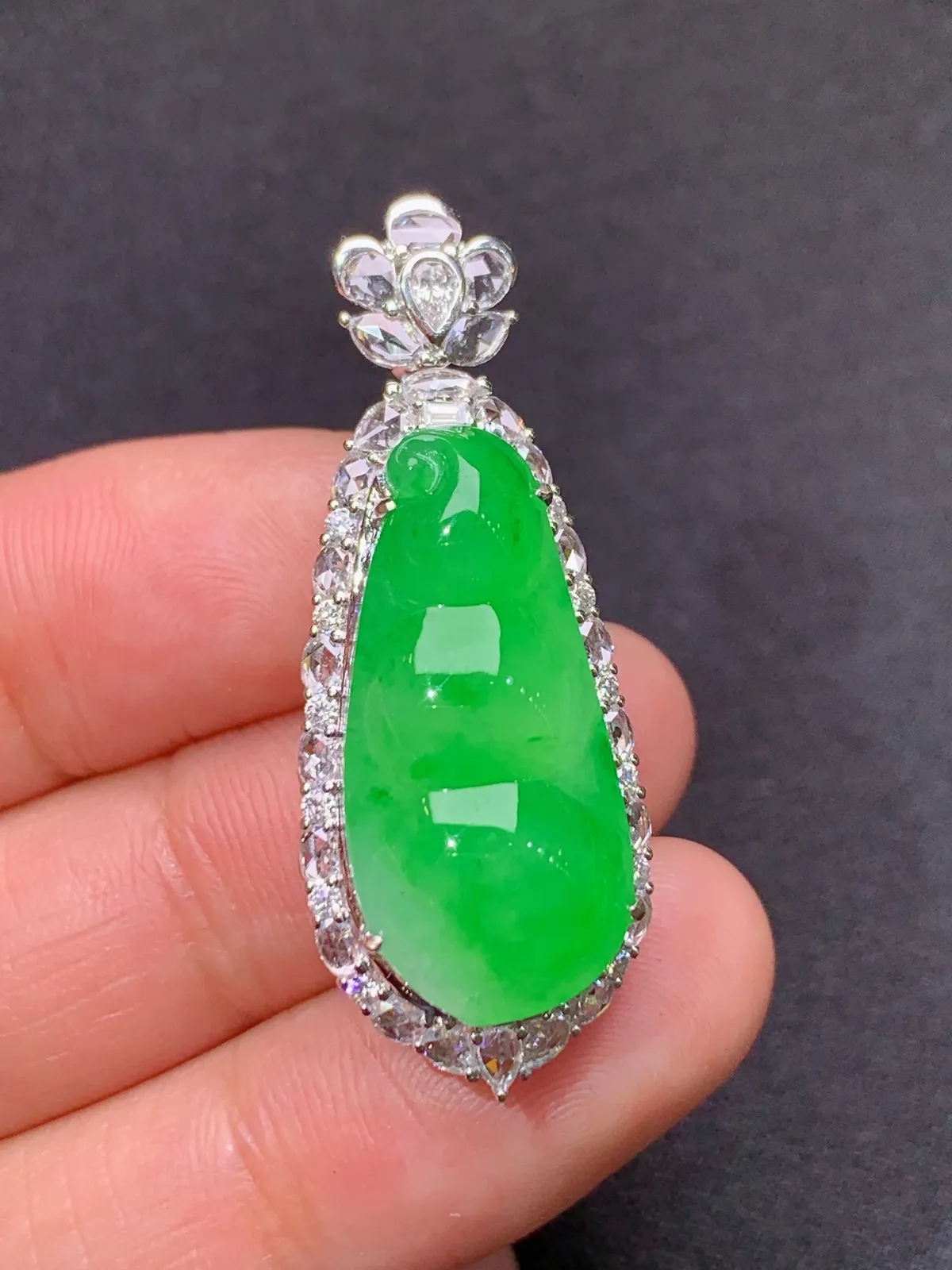 甜绿福豆吊坠，18k金镶嵌，色泽鲜阳，冰润细腻，种水足， 尺寸38*14.5*12.1