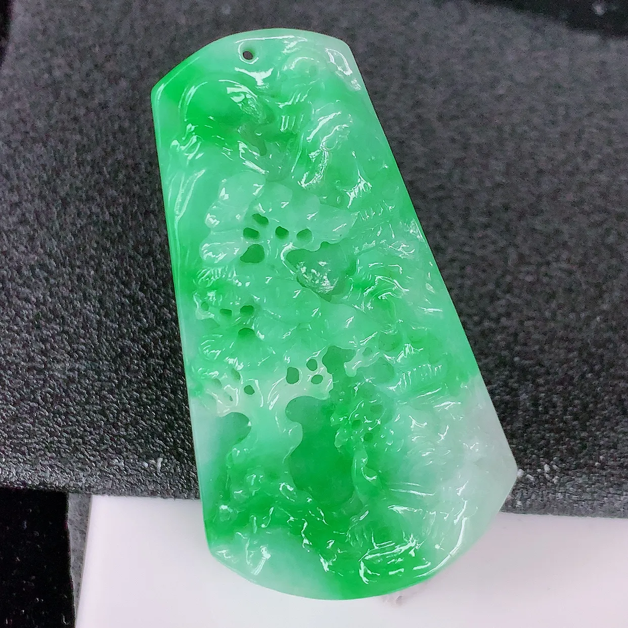 自然光实拍，冰润飘阳绿翡翠山水牌吊坠，翡翠山水，立体生动形象，山水素材布局合理，意境感佳，佩戴上身效果更高贵 #57.3