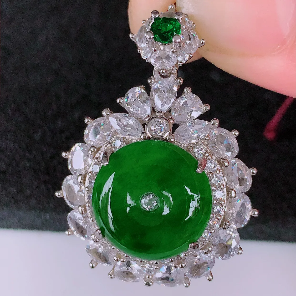 冰透满绿翡翠925银镶嵌平安扣吊坠，自然光实拍，翠色灵动，颜色漂亮，种老水足，品相佳，佩戴佳品！#9