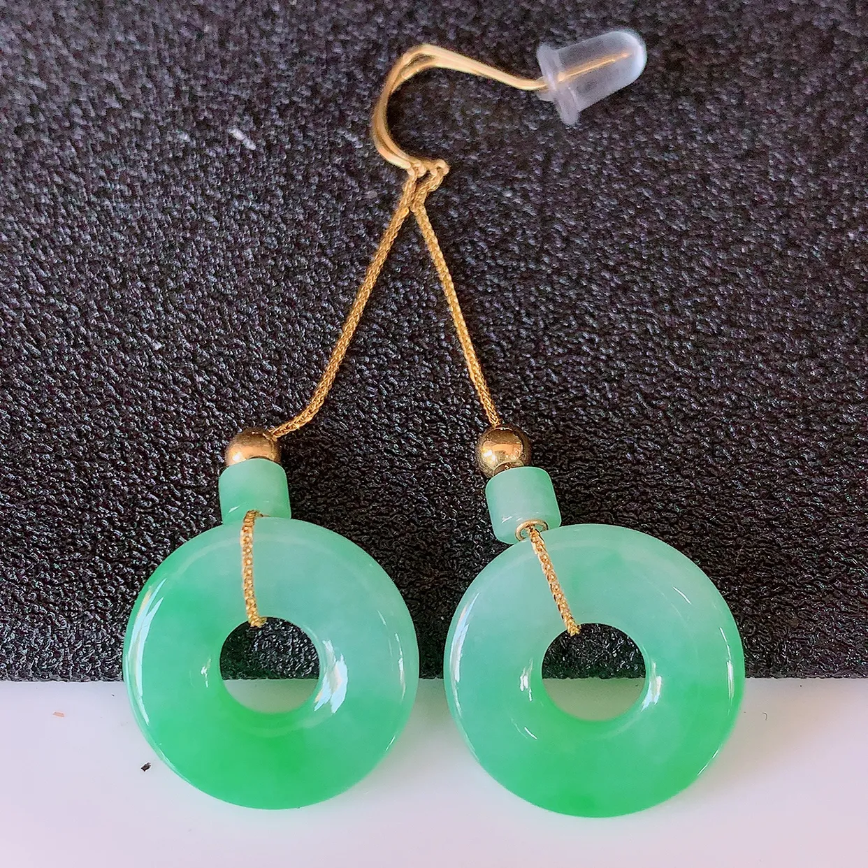 18k金镶嵌冰种飘绿翡翠平安扣耳坠，沁人心脾，耳坠佩戴效果大气出众，尽显气质。种水好，胶感足，颜相当漂亮，高性价比，值得入手品鉴！#41.5整体44.5裸石15*2.6