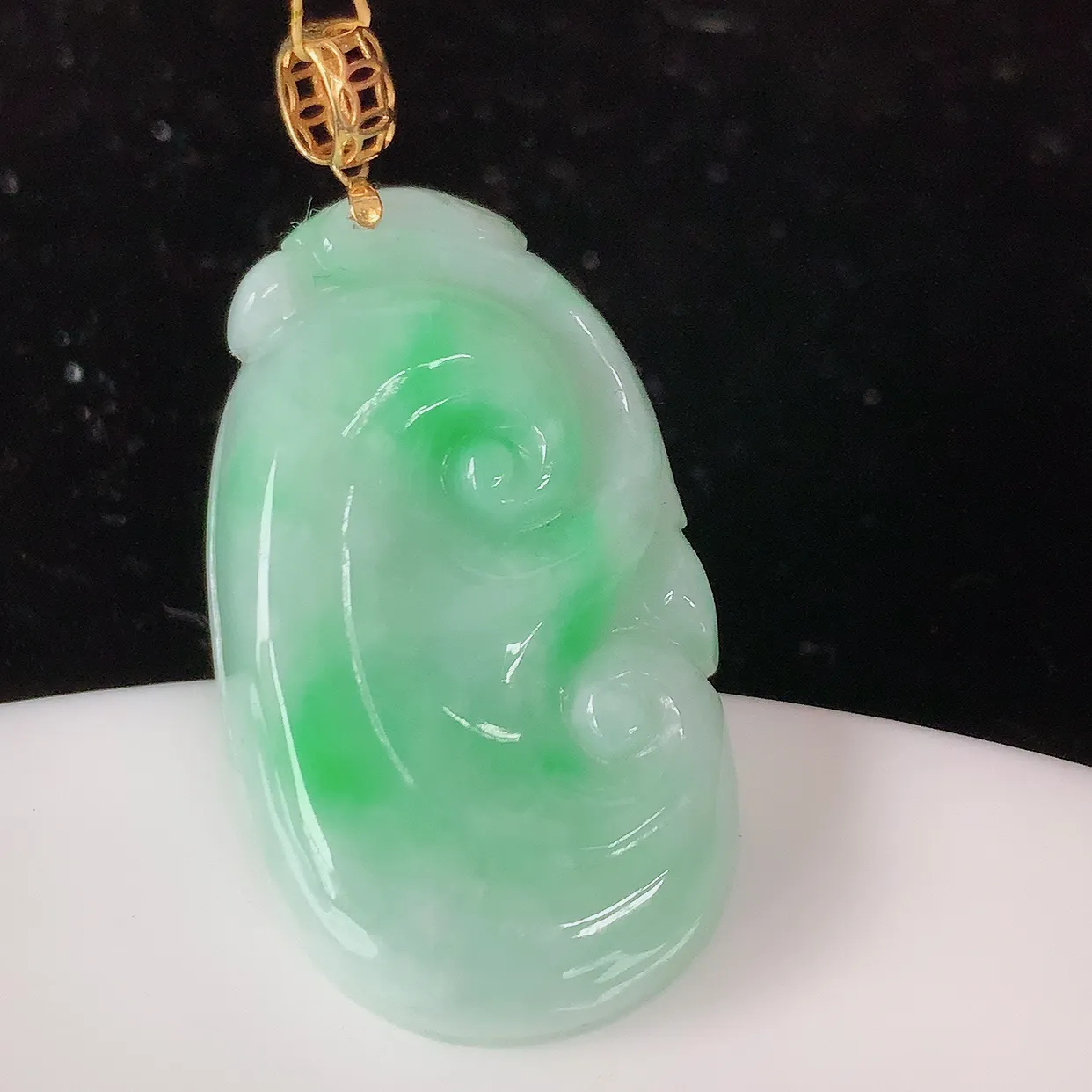 18k金镶嵌冰润飘绿翡翠万事如意吊坠，款式新颖时尚，日常百搭的款。清秀高雅，佩戴优雅高贵！#35.3