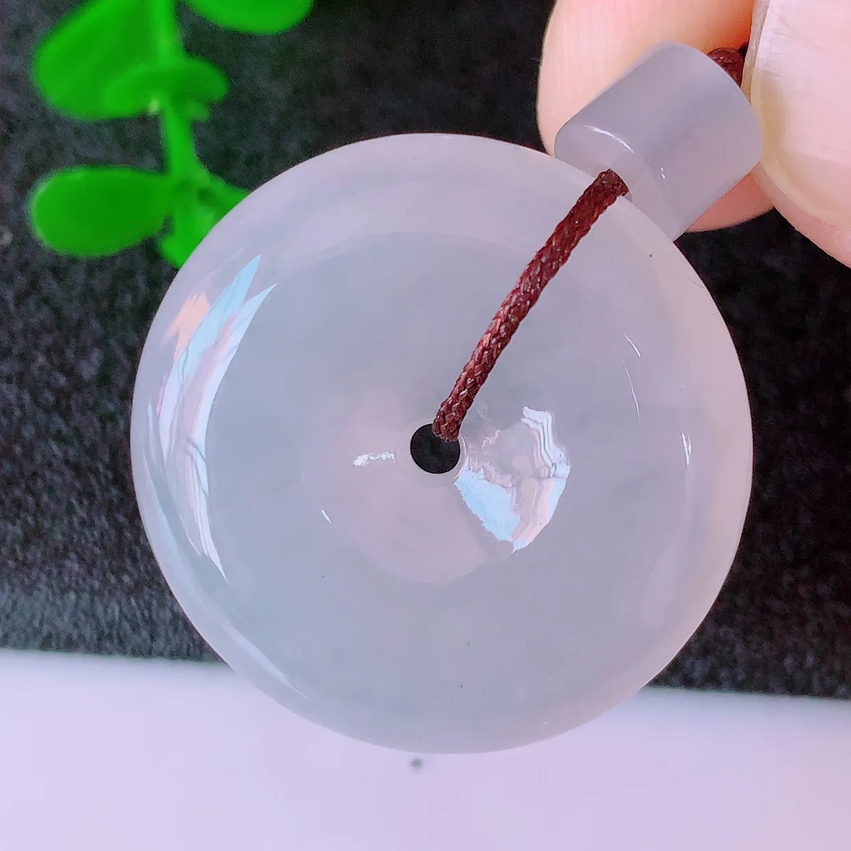 自然光实拍，冰种翡翠平安扣吊坠，形体饱满圆润，平安扣肥嘟嘟的，平平安安，种水很好，配戴精美！#41.5