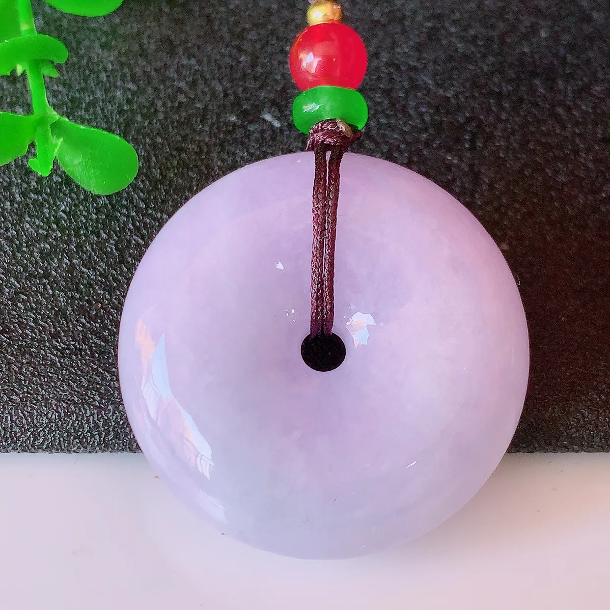 自然光实拍，冰润紫罗兰翡翠平安扣吊坠，形体饱满圆润，平安扣肥嘟嘟的，平平安安，种水很好，配戴精美！#41.5