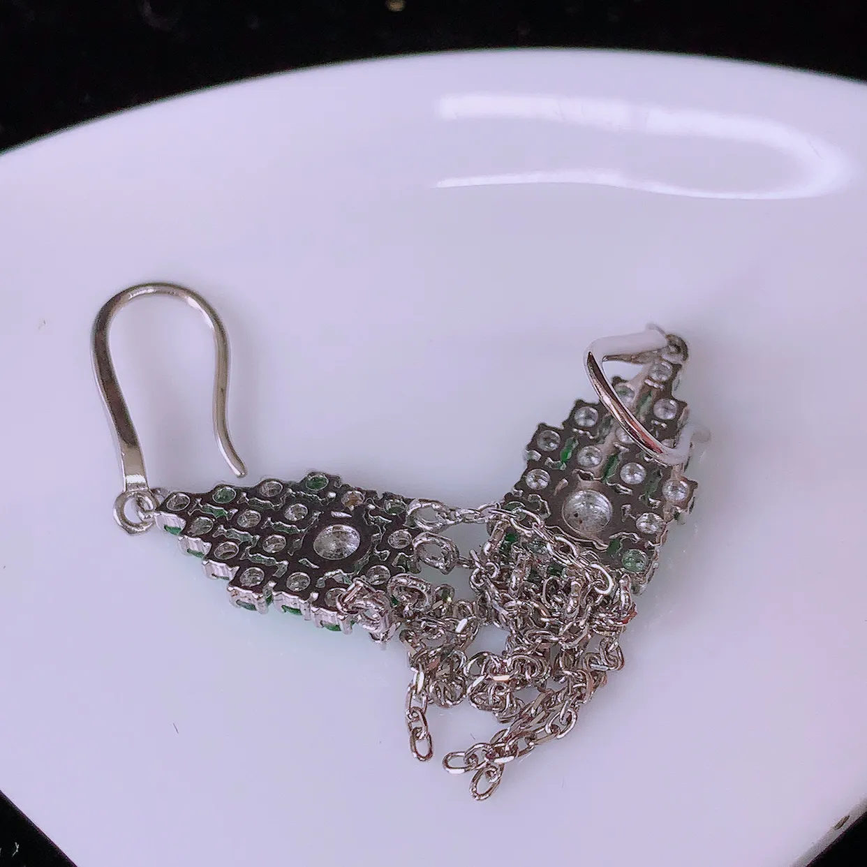 冰透满绿翡翠925银镶嵌耳坠，自然光实拍，翠色灵动，颜色漂亮，种老水足，品相佳，佩戴佳品！#98.5整体59*10*4取一裸石3.6*3.6