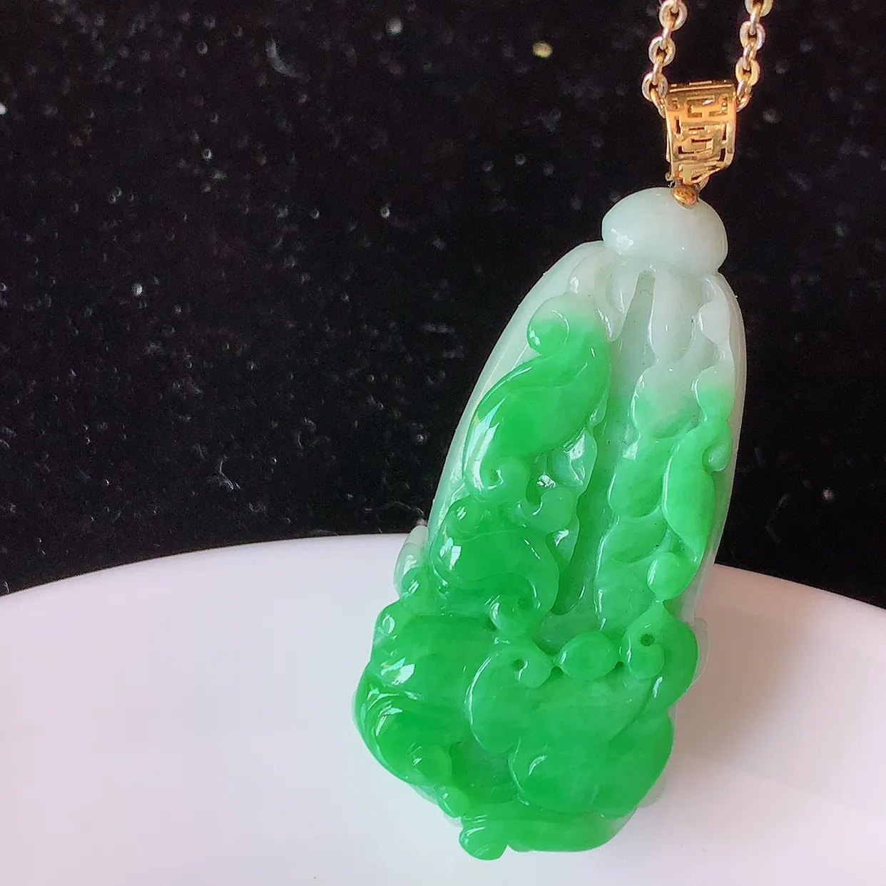 18K金镶嵌辣绿翡翠招百财白菜吊坠，百财聚来，财源滚滚，色泽鲜艳，精工水润的白菜，性价比高！#1.5