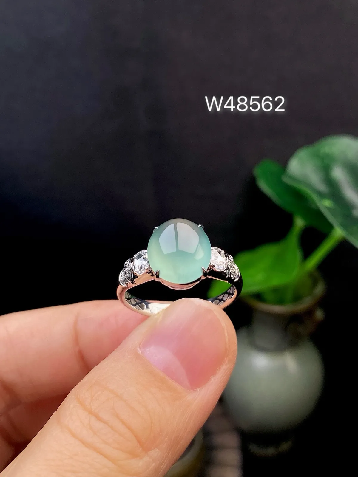 【冰种晴蛋面戒指】饱满度很好，无纹无裂，晶莹剔透，18k金钻镶嵌，裸石尺寸10.2*8.9*4.8毫