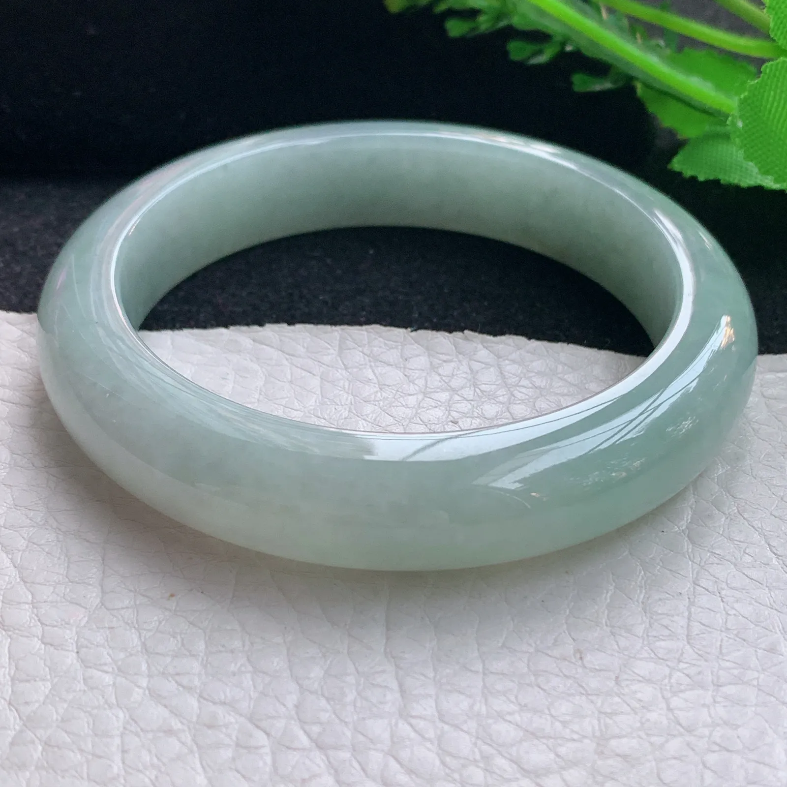 js自然光57*12.5*9平安镯 翡翠a货玉手镯浅绿宽边珠宝玉手环