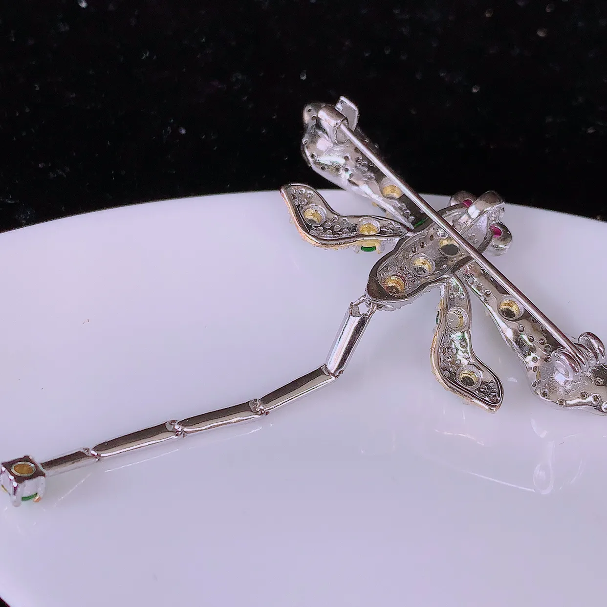 冰透满绿翡翠925银镶嵌蜻蜓胸针，自然光实拍，翠色灵动，颜色漂亮，种老水足，品相佳，佩戴佳品！#98.5整体54*41.5*8裸石2.5*2.5