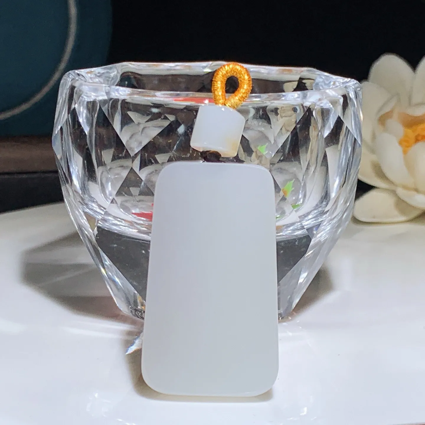 新疆且末糖平安无事牌子挂件。尺寸39/24/11重22.5克。玉质细腻油润。手推出油。佩戴高端典雅。lt251206