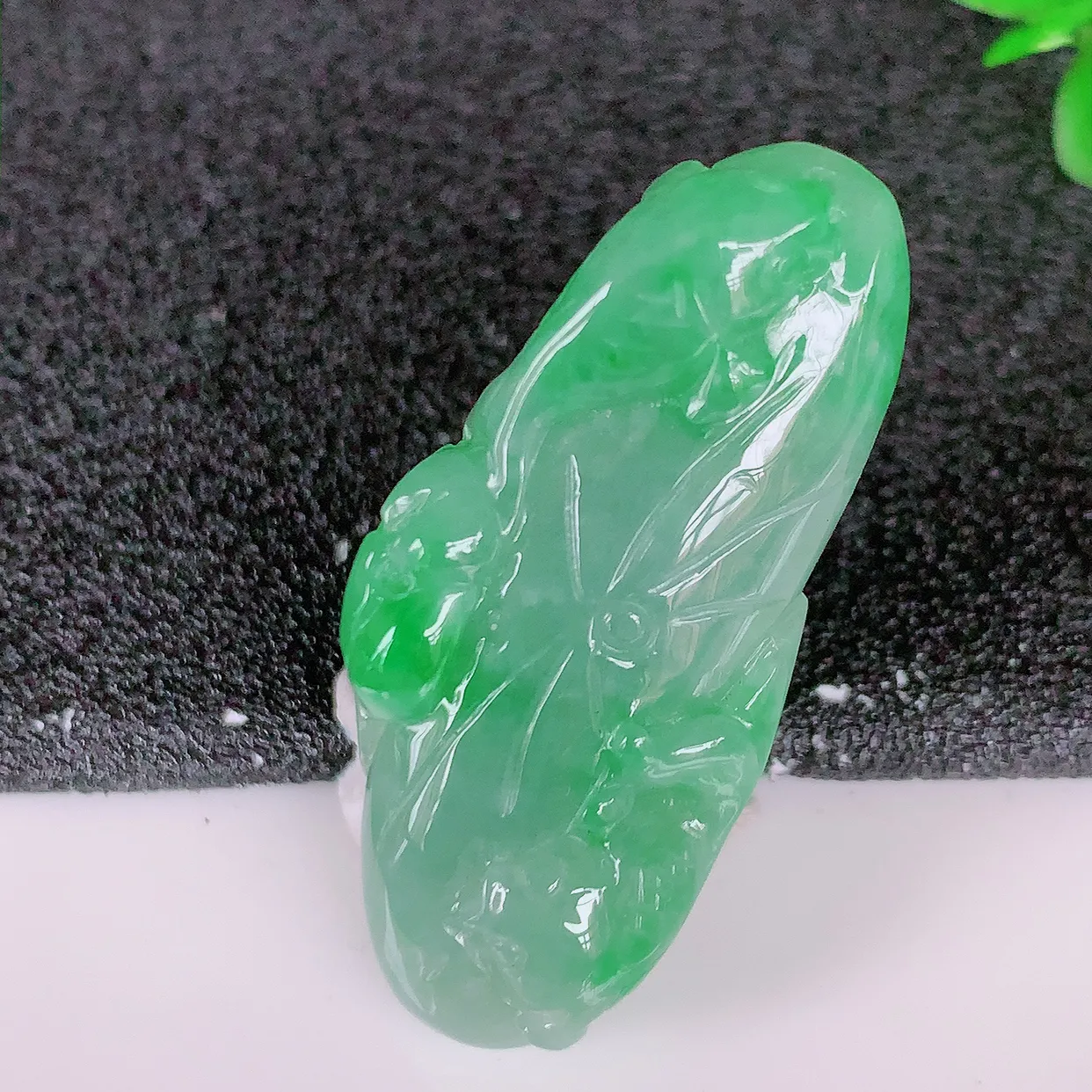 自然光实拍，冰润飘绿翡翠荷叶鱼、和和美美玉坠，财源广进，自然隐逸、荷本是素不着尘之物，有和美之寓意。#05.3