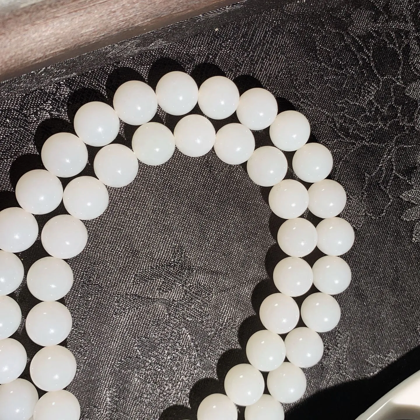 新疆和田玉白玉羊脂白项链。白玉妈妈链。单颗尺寸10。玉质细腻油润。手推出油。佩戴高端典雅。lt251205