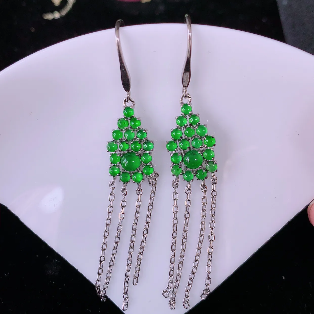 冰透满绿翡翠925银镶嵌耳坠，自然光实拍，翠色灵动，颜色漂亮，种老水足，品相佳，佩戴佳品！#98.5整体59*10*4取一裸石3.6*3.6