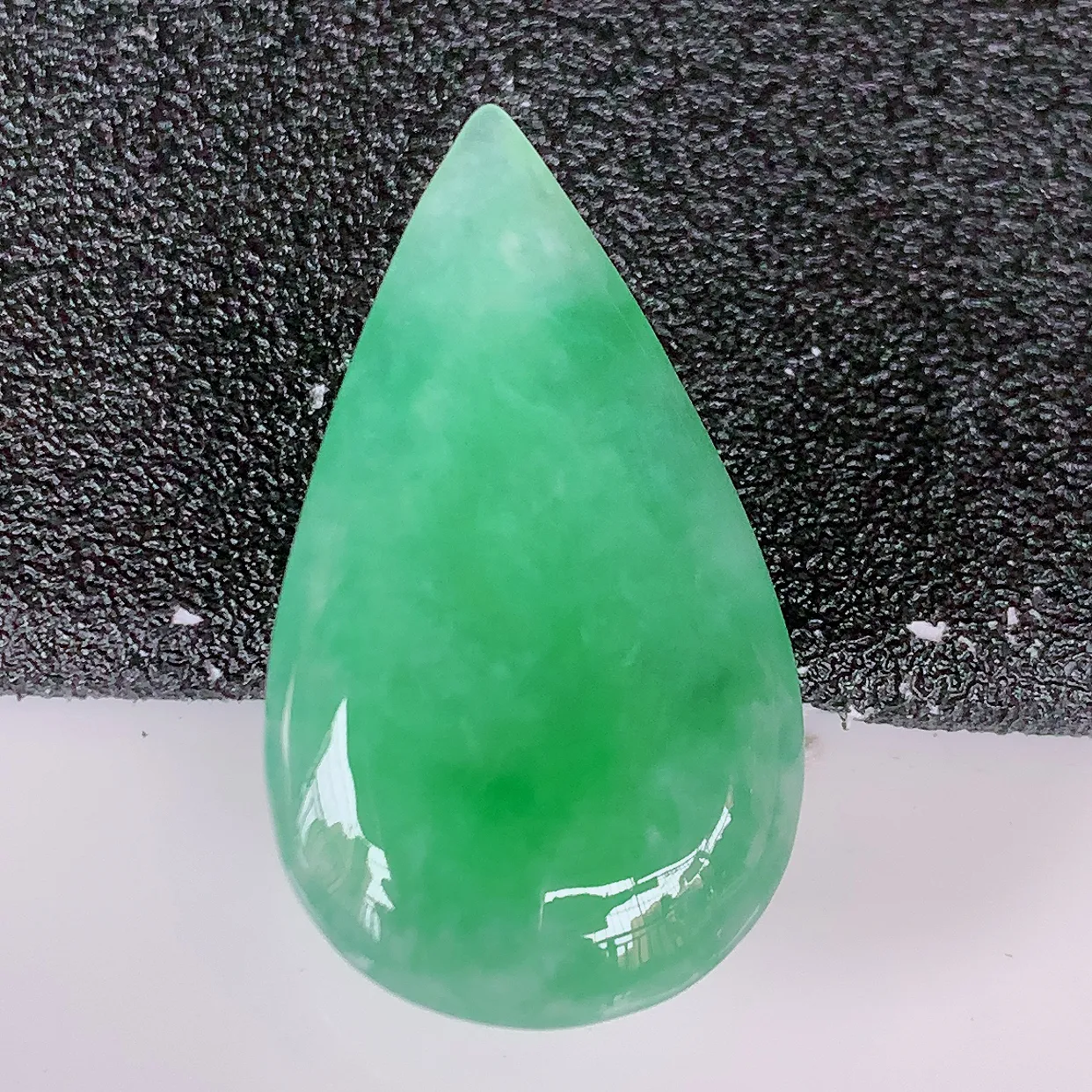 自然光实拍，冰飘绿翡翠水滴蛋面，翠色灵动，玉质细腻，颜色漂亮，品相佳，佩戴佳品！#94.3