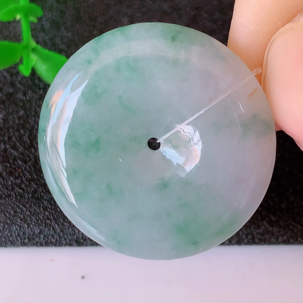 自然光实拍，冰润飘花平安扣翡翠吊坠，种老水足，雕工精湛 ，寓意美好，佩戴时尚出众！#49.5