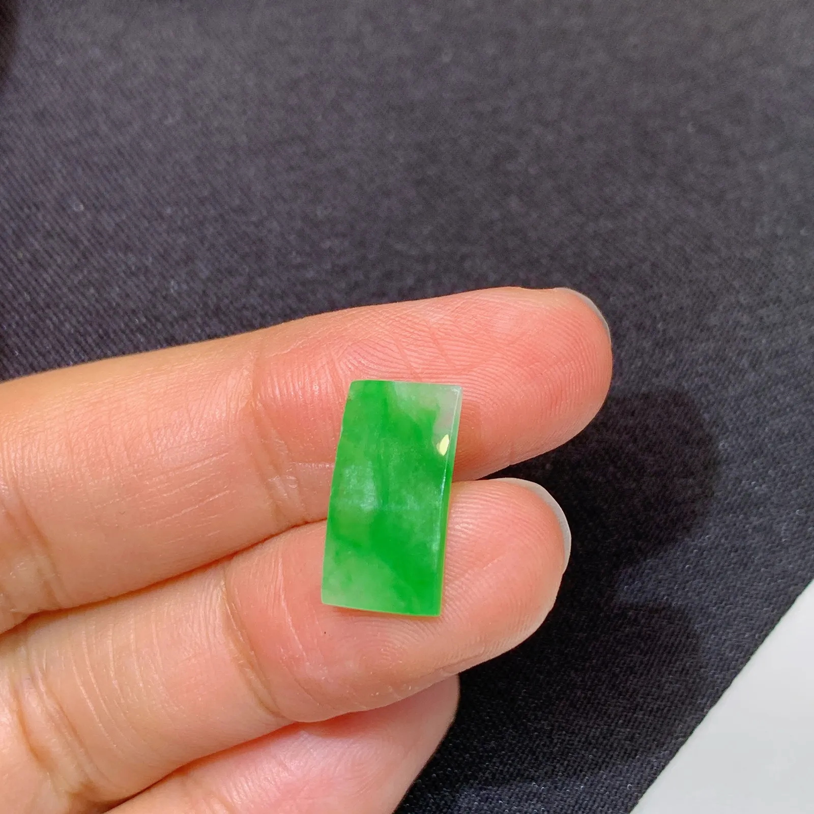 冰飘绿马鞍，镶嵌佳品，冰润色阳，种水足 尺寸14.5*7.7*1.1