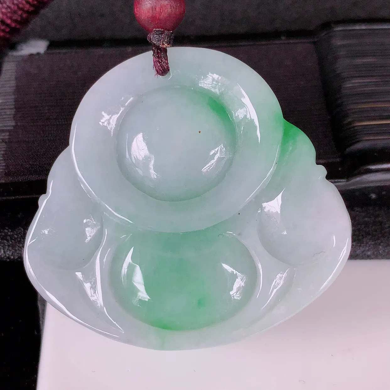 自然光实拍，大件冰润飘绿翡翠佛公吊坠，翡翠开心笑佛，种老水足，颜色漂亮，立体饱满圆润，佩戴效果赞#46.3