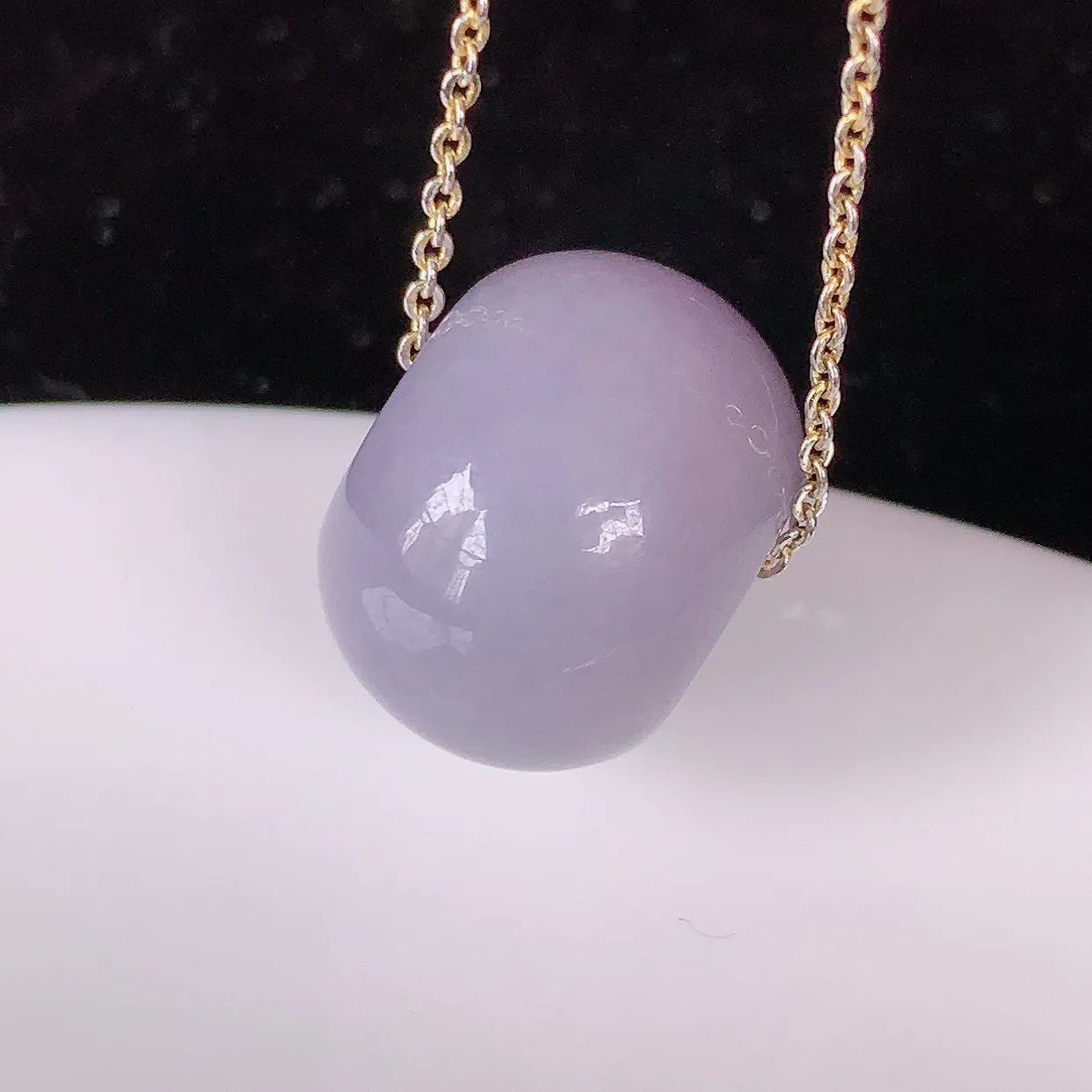 自然光实拍，冰润紫罗兰翡翠路路通吊坠，寓意时来运转、财源滚滚，款式新颖时尚，日常百搭的款！配图银链#