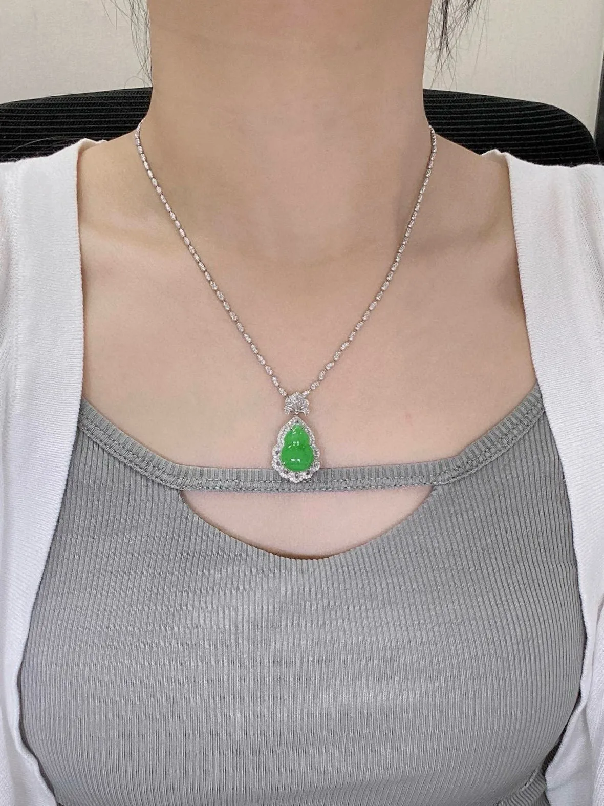 【冰种满绿葫芦吊坠】种水色俱全，冰透闪亮，通透感饱满度很好，18k金钻豪华镶嵌，裸石尺寸15.7*11.3*4.1毫米