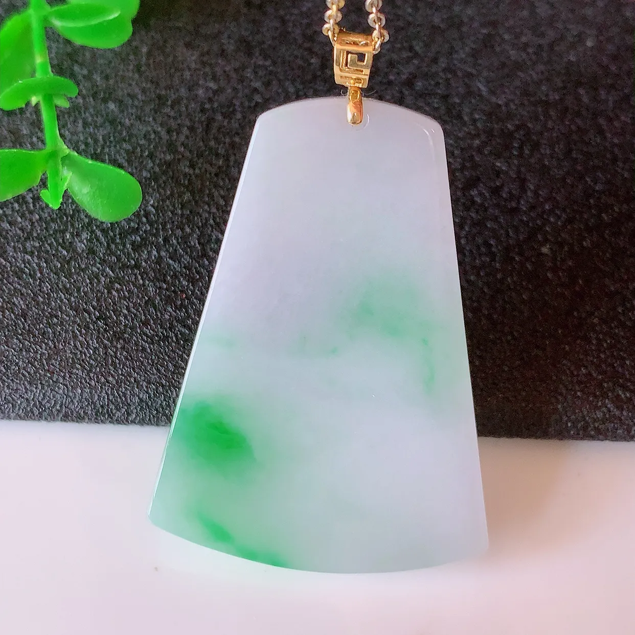 18K金镶嵌冰润飘绿平安无事牌吊坠，翡翠无事牌，平平安安，无事牌翠色灵动，佩戴平安时尚！#41.5整体44.5*裸石39*28.5*4