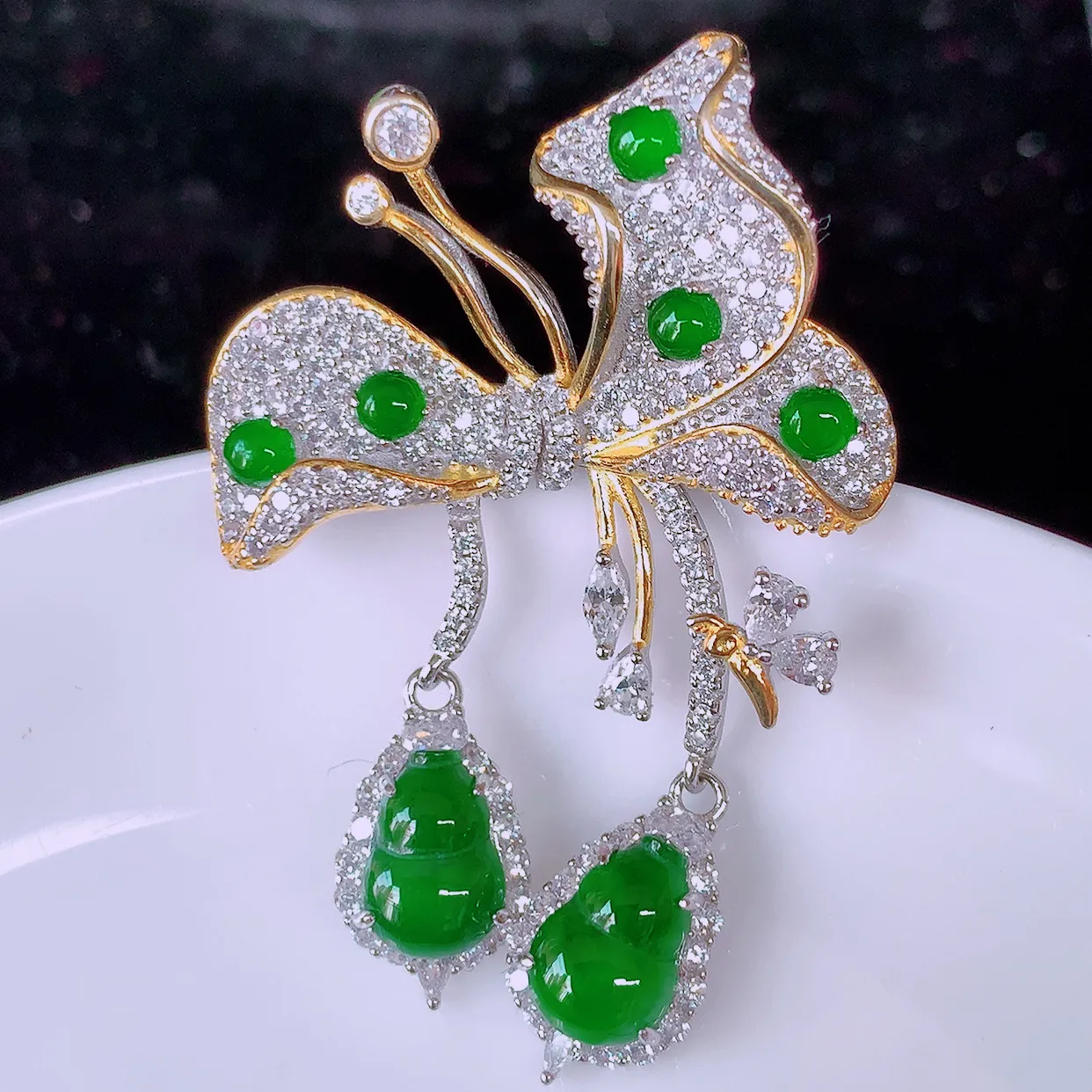 冰透满绿翡翠葫芦925银镶嵌蝴蝶结胸针，自然光实拍，翠色灵动，颜色漂亮，种老水足，品相佳，佩戴佳品！#98.5整体44.5-30-10裸石2.5*2.5