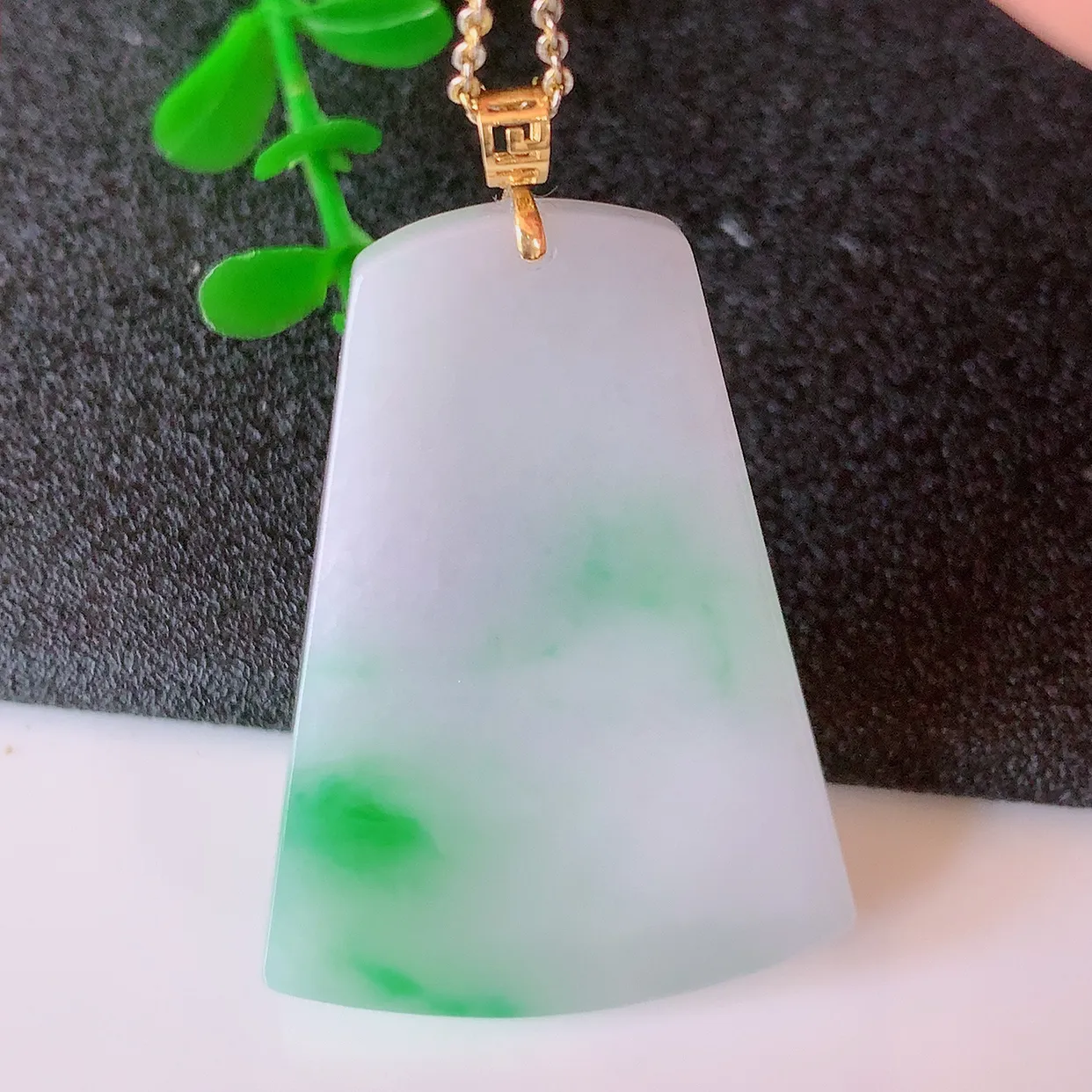 18K金镶嵌冰润飘绿平安无事牌吊坠，翡翠无事牌，平平安安，无事牌翠色灵动，佩戴平安时尚！#41.5整