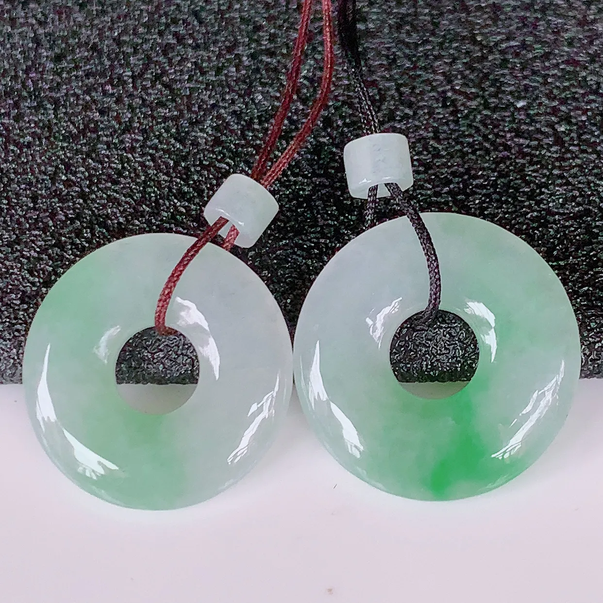 自然光实拍，冰种飘绿翡翠一对平安扣耳坠，翠色灵动，玉质细腻，颜色漂亮，品相佳，佩戴佳品！配图银线 #