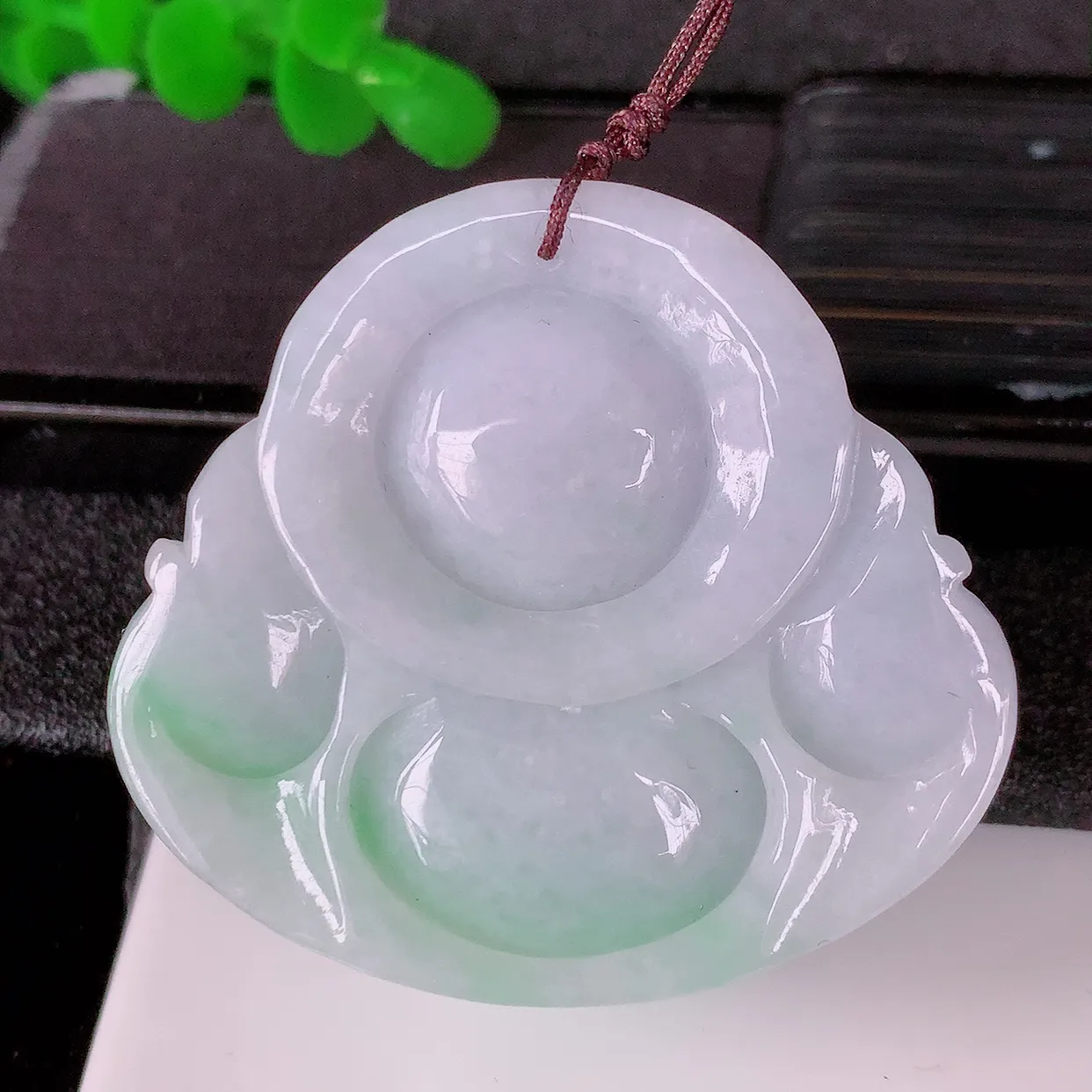 自然光实拍，大件冰润飘绿翡翠佛公吊坠，开心笑佛，种老水足，颜色漂亮，立体饱满圆润，佩戴效果赞#41.37