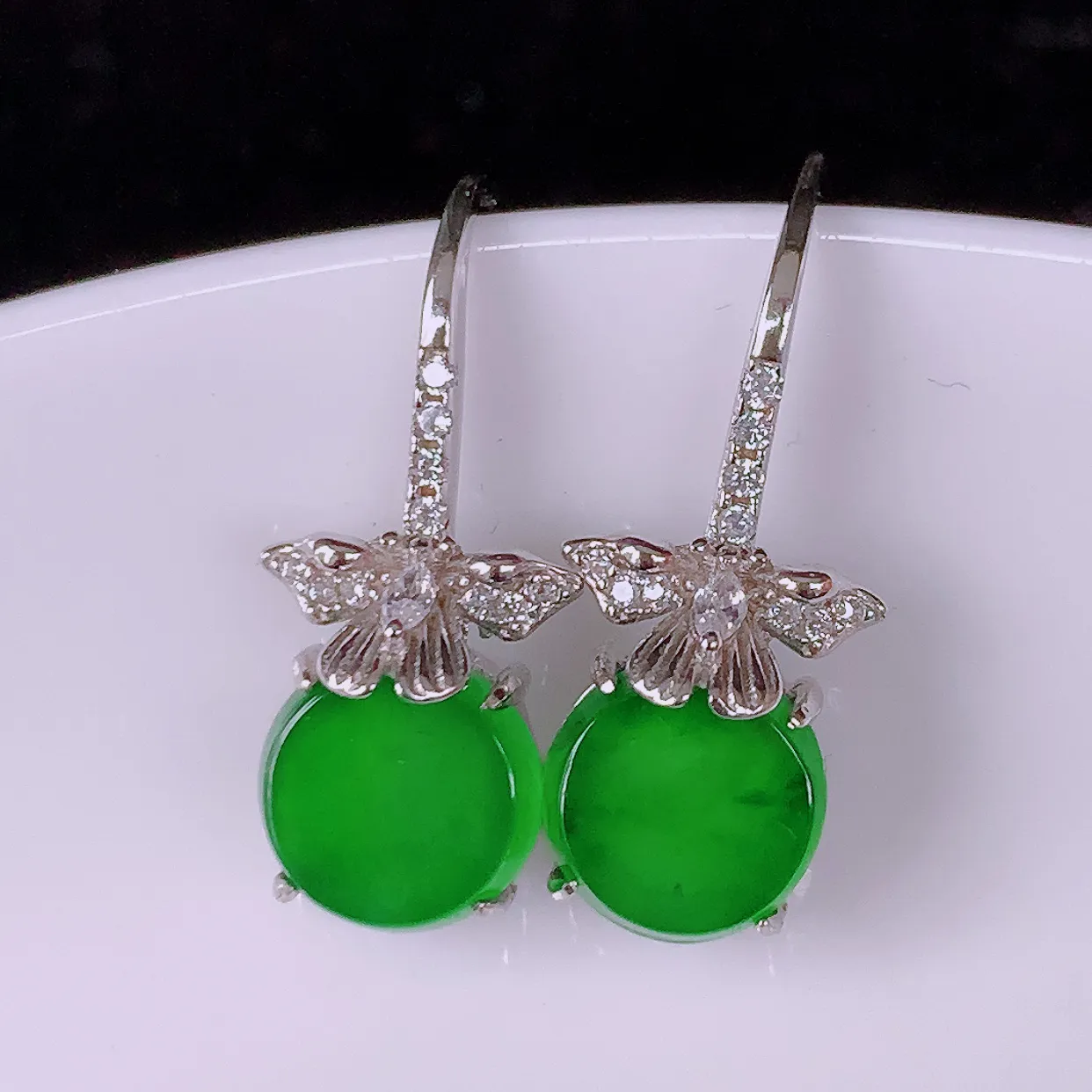 冰透满绿翡翠925银镶嵌耳坠，自然光实拍，翠色灵动，颜色漂亮，种老水足，品相佳，佩戴佳品！#97.3整体21.8*9.2*5.5裸石8*8