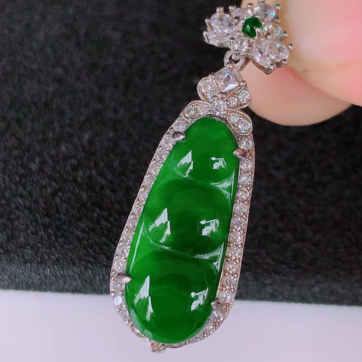 冰透满绿翡翠925银镶嵌福豆吊坠，自然光实拍，翠色灵动，颜色漂亮，种老水足，品相佳，佩戴佳品！#97