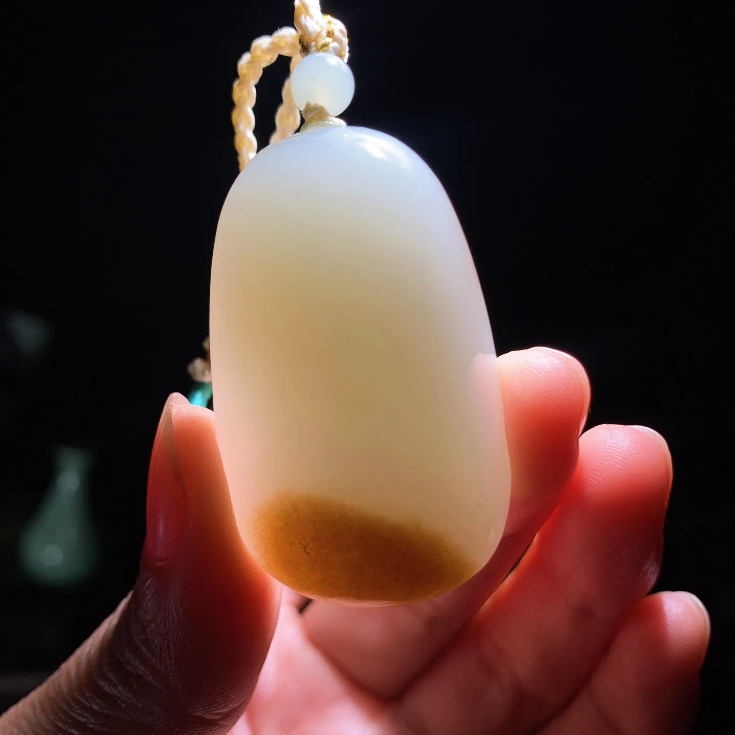 新疆且末糖平安无事牌子挂件。尺寸47/29/13重31克。玉质细腻油润。手推出油。佩戴高端典雅。lt251206