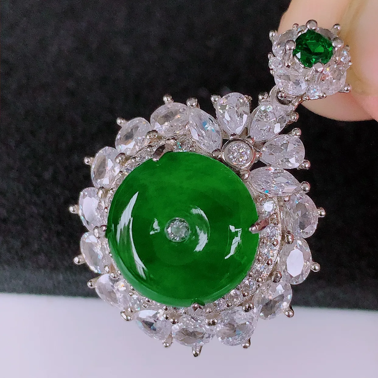 冰透满绿翡翠925银镶嵌平安扣吊坠，自然光实拍，翠色灵动，颜色漂亮，种老水足，品相佳，佩戴佳品！#9