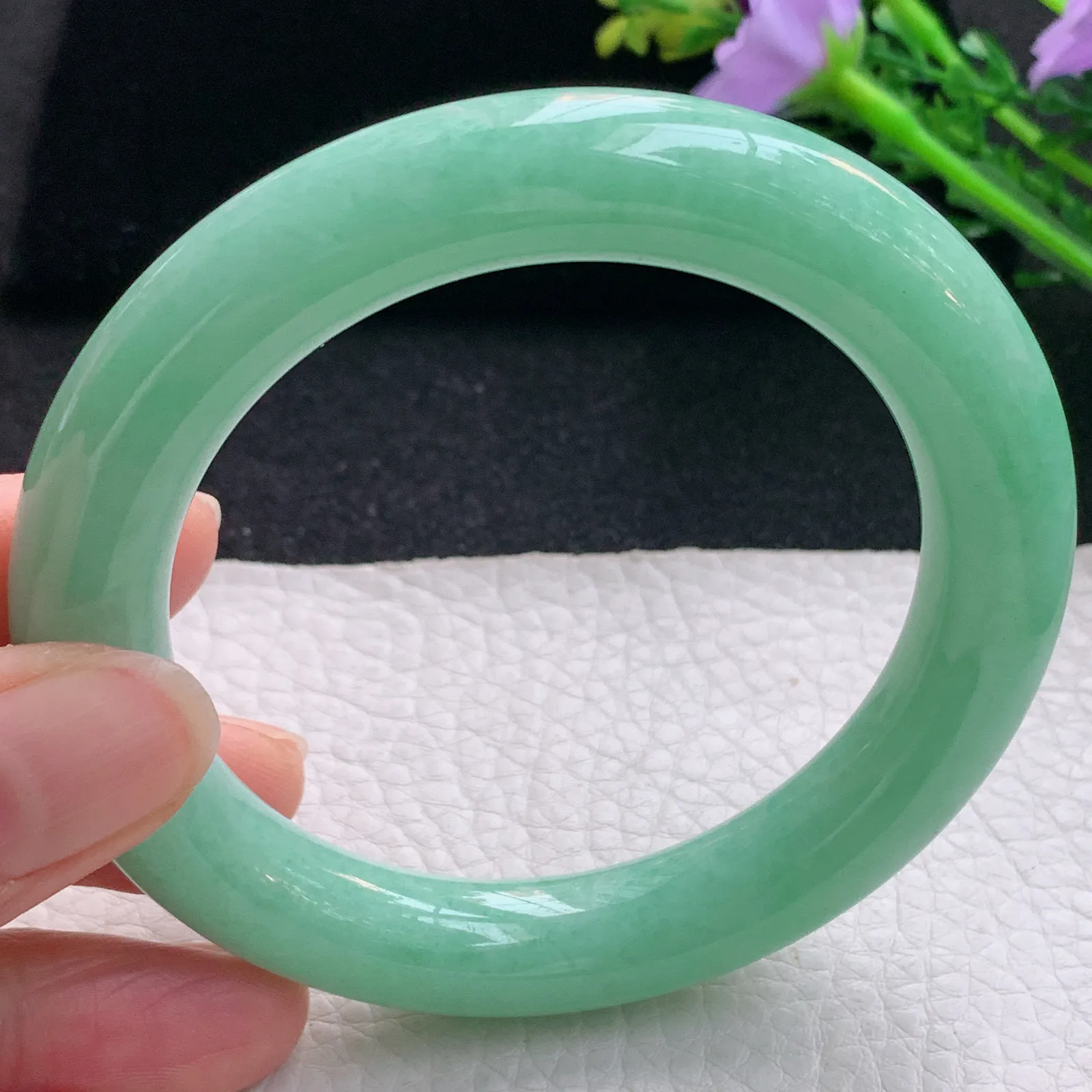 yh自然光57.5*11美人镯 翡翠a货玉手镯果绿圆条珠宝玉手环