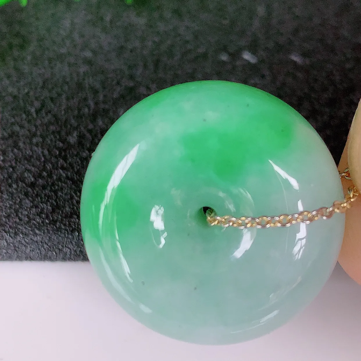 自然光实拍，冰润飘绿翡翠平安扣吊坠，形体饱满圆润，平安扣肥嘟嘟的，平平安安，种水很好，配戴精美！#05.3
