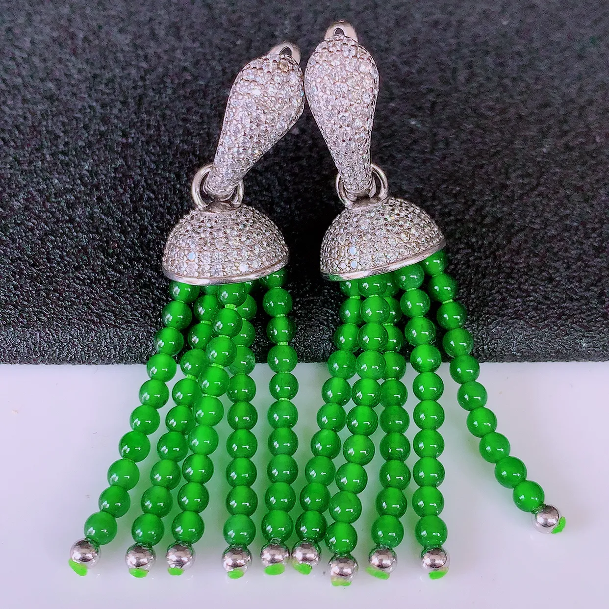 冰透满绿翡翠925银镶嵌耳坠，自然光实拍，翠色灵动，颜色漂亮，种老水足，品相佳，佩戴佳品！#98.5