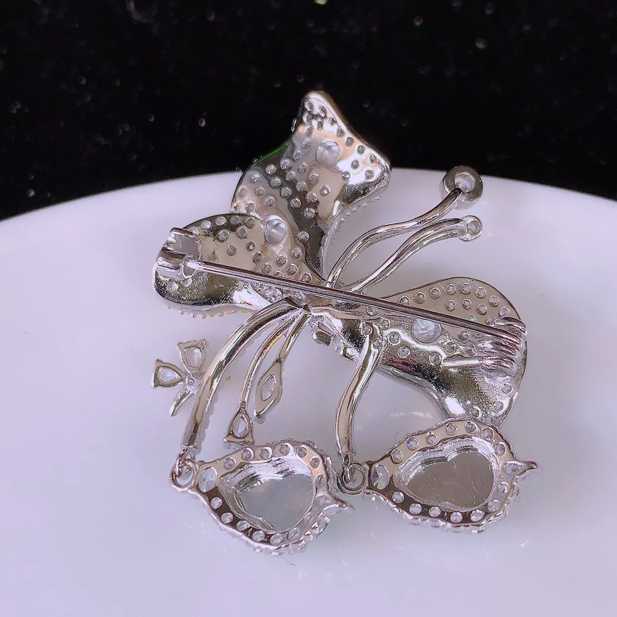 冰透满绿翡翠葫芦925银镶嵌蝴蝶结胸针，自然光实拍，翠色灵动，颜色漂亮，种老水足，品相佳，佩戴佳品！#98.5整体44.5-30-10裸石2.5*2.5