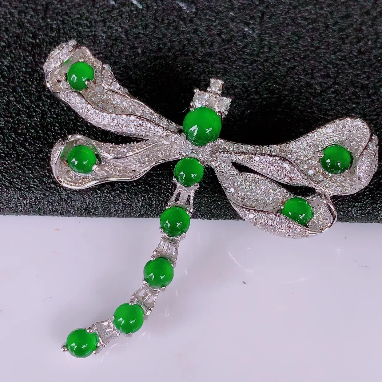 冰透满绿翡翠925银镶嵌蜻蜓胸针，自然光实拍，翠色灵动，颜色漂亮，种老水足，品相佳，佩戴佳品！#97.3整体38*43*8.2裸石4.6*4.6