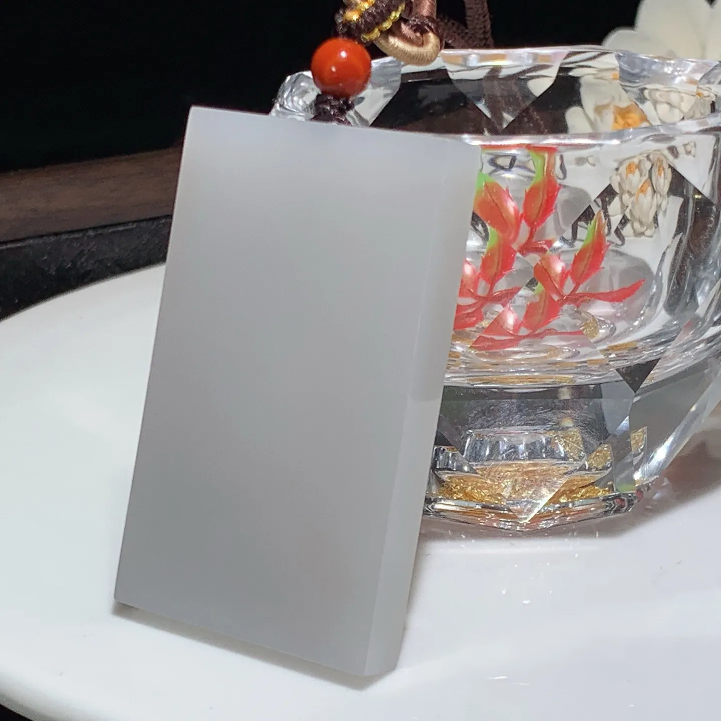 和田玉紫罗兰平安无事牌子挂件。尺寸54/33/7重37.8克。玉质细腻油润。手推出油。佩戴高端典雅。