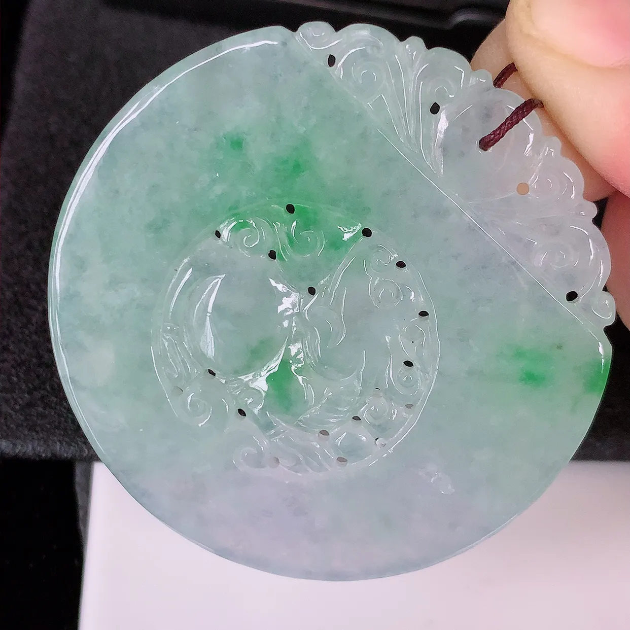 自然光实拍，冰飘绿翡翠麒麟吊坠，仿古招财进宝如意玉麒麟；冰透起莹，老坑冰润，镂空精雕工艺。佩戴翡翠麒麟挂坠，则是寓意吉祥平安、太平盛世、天下统一#57.3