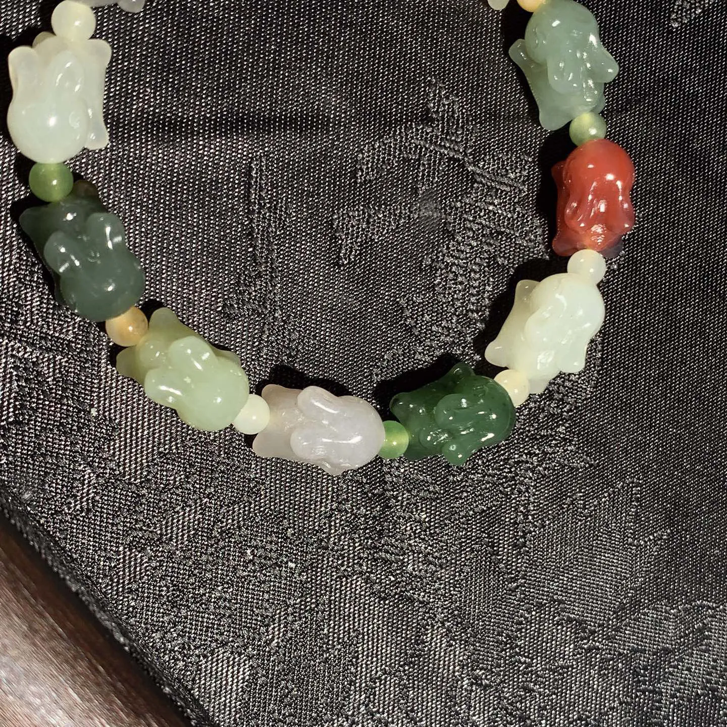 和田玉多宝前途无量兔子手串。单颗尺寸12/9/9重20克。玉质细腻油润。手推出油。佩戴高端典雅。lt251205